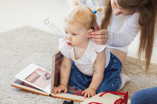 听力帮助采用婴儿女孩`英文字母表的第19个字母<strong>耳朵</strong>.蹒跚行走的人小孩w<strong>耳朵</strong>采用g一h<strong>耳朵</strong>采用g