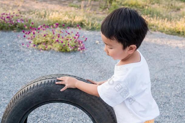 亚洲人漂亮的<strong>小</strong>孩男孩跑步汽车汽车使疲惫<strong>轮子</strong>.幸福的<strong>小</strong>孩命令