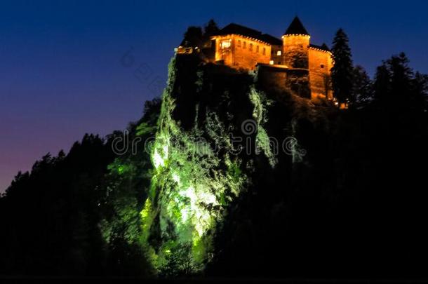 城堡-岩石看法在黄昏