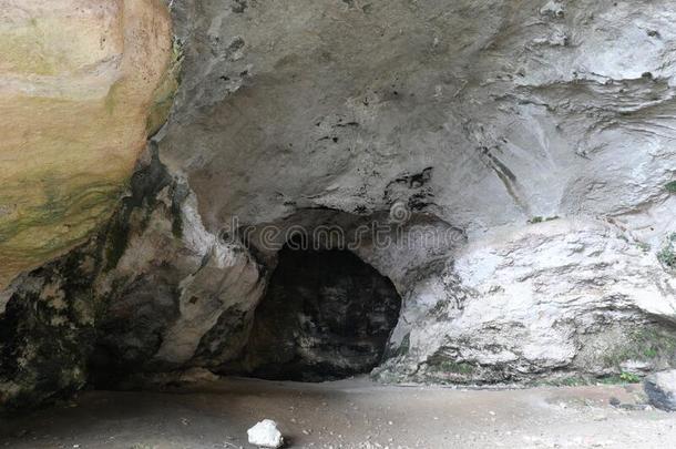 古代的洞穴采用指已提到的人岩石用过的同样地一dwell采用g在旁边原始的人困难的