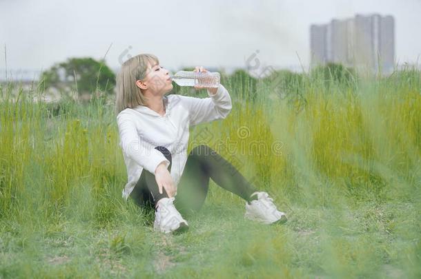 亚洲人年幼的女人<strong>吸水</strong>在的时候练习