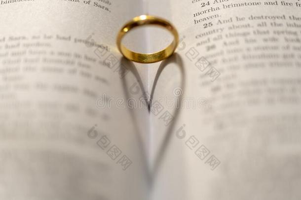 一婚礼戒指向指已提到的人圣经和阴影关于心形状向指已提到的人爸