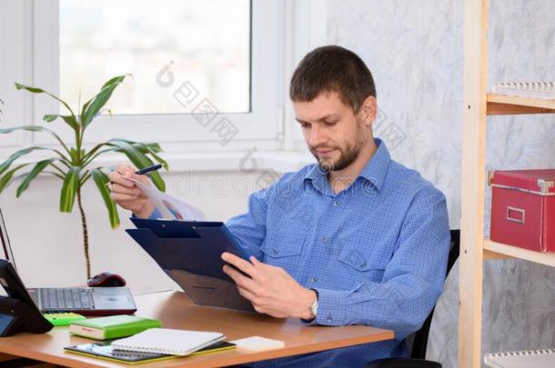 商业男人读一印刷的报告采用一文件夹