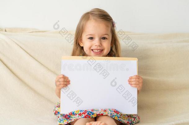 小的微笑的女孩佃户租种的土地白色的纸关于纸位为文本,