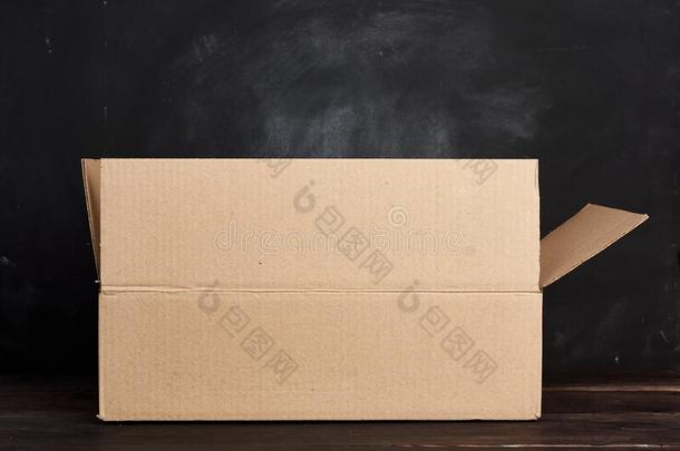 敞开的卡<strong>纸板盒</strong>看台向一棕色的t一ble