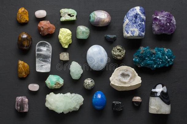 美丽的明亮的许多-有色的收集关于自然的石头和