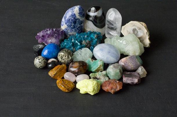 美丽的明亮的许多-有色的收集关于自然的石头和