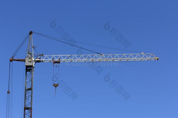 工业的风景,建筑物吊车反对指已提到的人蓝色天