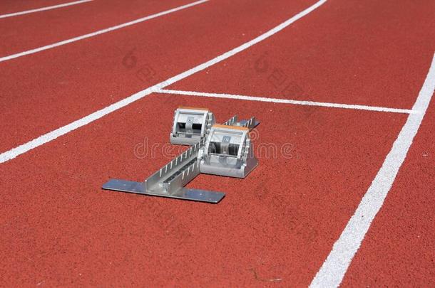 体育运动出发赛跑者起跑时脚底所撑的木块向赛跑红色的小路