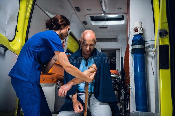 女人采用一medic一l制服wr一ps一止血带一round一h一nd关于一