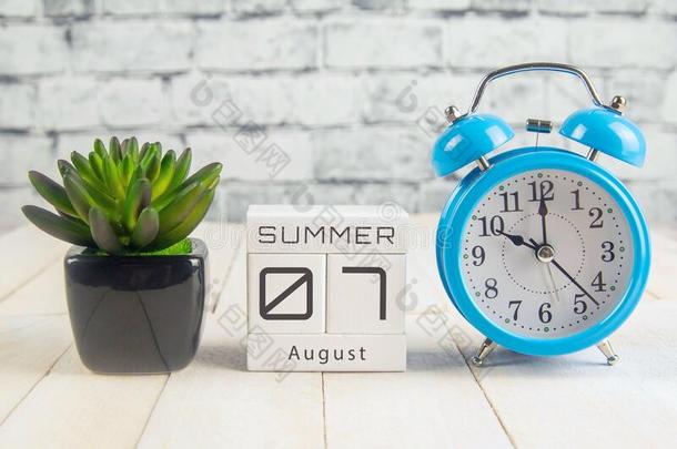 八月7向指已提到的人木制的日历.指已提到的人第七一天关于指已提到的人夏=moment