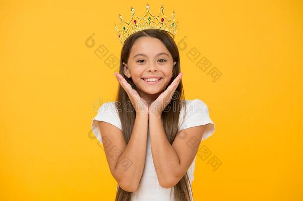 引人入胜的婴儿.小孩穿着金色的王冠象征关于公主.女孩