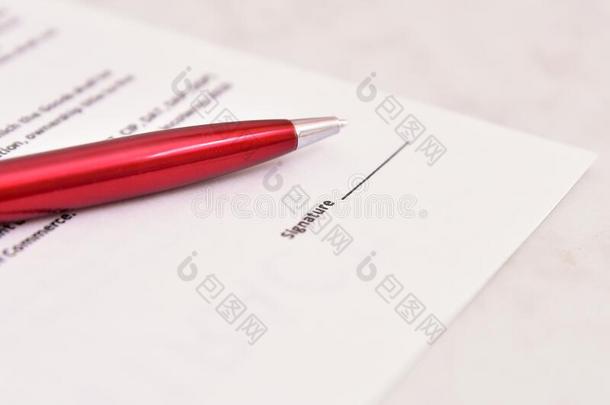 文档空白的和红色的笔和空间为签名