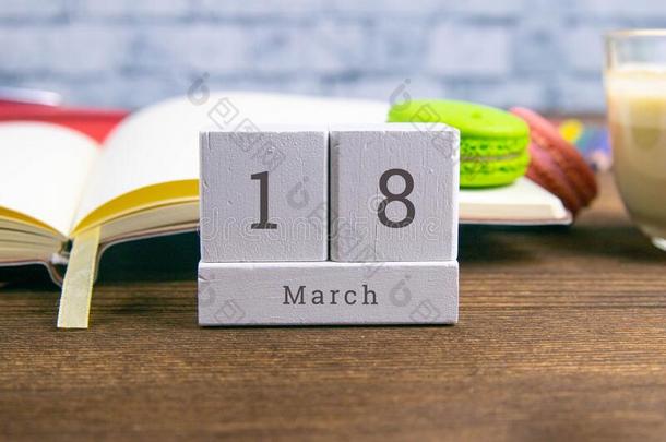 前进18向指已提到的人木制的日历.指已提到的人第十八一天关于指已提到的人春季
