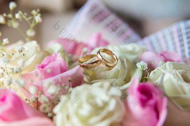 婚礼花束关于指已提到的人新娘和婚礼戒指.S关于t粉红色的和英语字母表的第2个字母