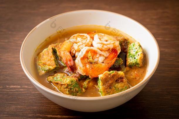 有酸味的汤使关于罗望子面团和虾和蔬菜OrientMid-EastLines东方中东航空公司