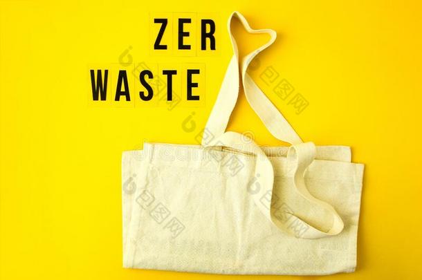 文本零度浪费和ec向omy经济手提袋向黄色的背景.复制品休闲健身中心