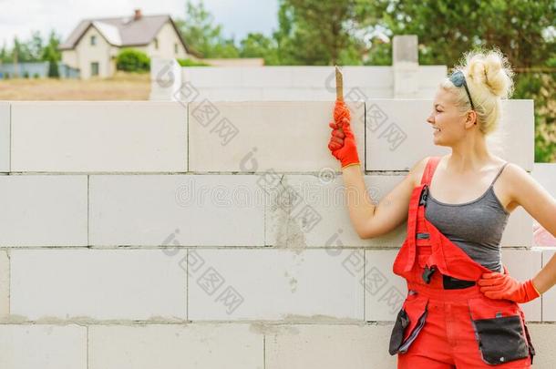 女人使用绳子同样地水平采用墙建筑物