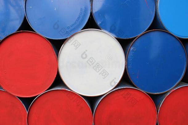 油油箱,白色的,红色的和蓝色化学的油箱堆<strong>积水</strong>平的