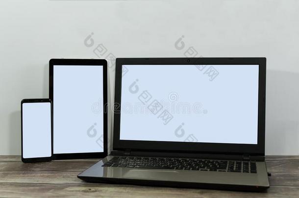 便携式电脑,可移动的和碑和空白的屏幕为应答的designate指明