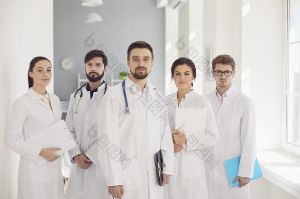 一组关于确信的开业的医生采用白色的外套是史米利