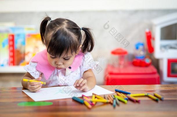 学龄前儿童小孩女孩绘画和色彩