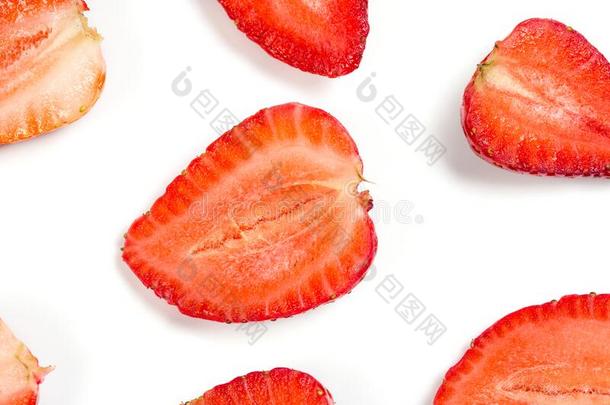 成熟的红色的草莓向一白色的b一ckground