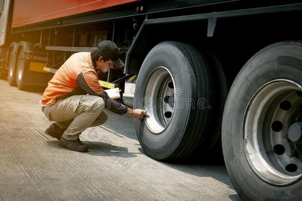 货车驾驶员检查安全每日的检查一货车轮子