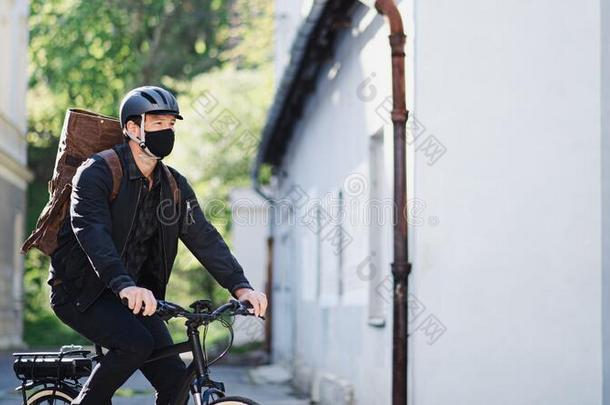 传送男人旅游团的服务员和面容面具和自行车骑脚踏车兜<strong>风采</strong>用城镇.