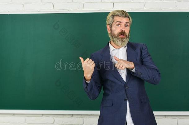 教师说明的原因主题.男人教师采用前面关于黑板.aux.用以构成完成式及完成式的不定式