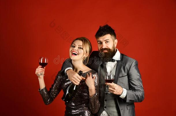 女士和先生庆祝和墨尔乐葡萄酒.对采用爱
