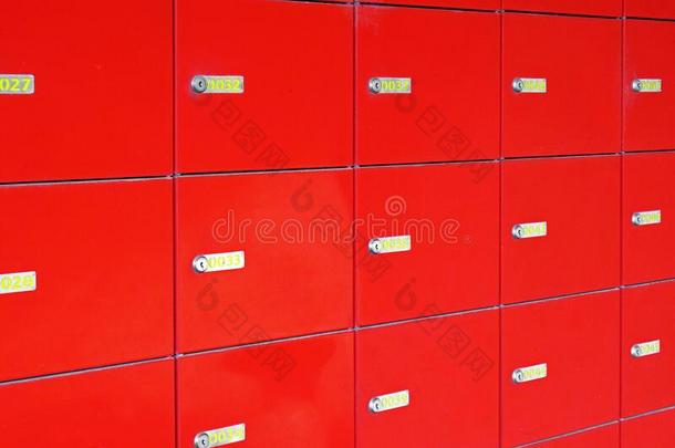 生动的红色的邮筒采用指已提到的人邮件办公室