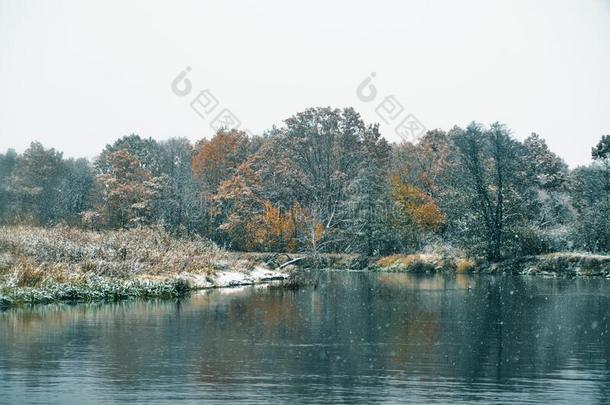 指已提到的人第一雪降低向指已提到的人秋河