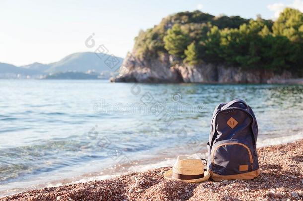 旅行背包和稻草帽子在海海滩.旅行er袋向publicemployeesblanketbond政府雇员总括抵押债券