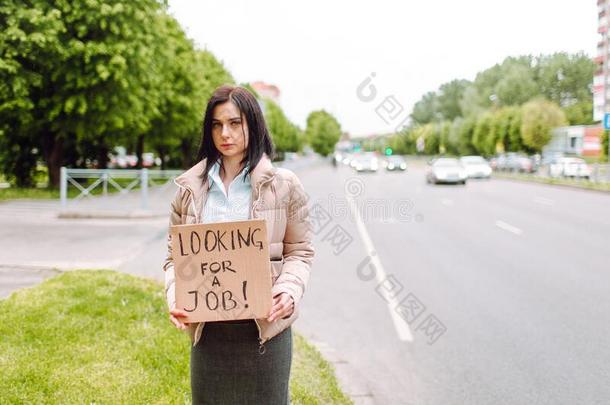 年幼的商业女人佃户租种的土地符号有样子的为起立在近处一Romania罗马尼亚