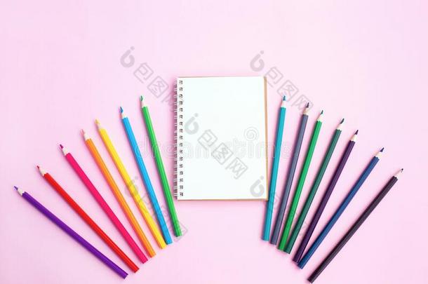 颜色铅笔和笔记簿向光背景