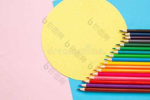 颜色铅笔和几何学的轮廓向光背景