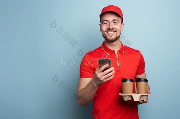 旅游团的服务员是（be的三单形式幸福的向发表热的咖啡豆和食物.青色背景