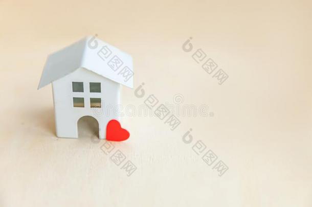 小型的<strong>玩具模型</strong>房屋和红色的心向木制的背景幕布.economy经济