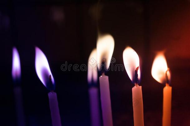 火关于蜡烛向圣诞节背景.蜡烛燃烧的在琢