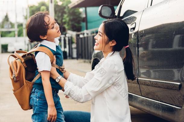 家庭幸福的母亲送孩子们小孩儿子男孩<strong>幼儿园</strong>向Seychelles塞舌尔