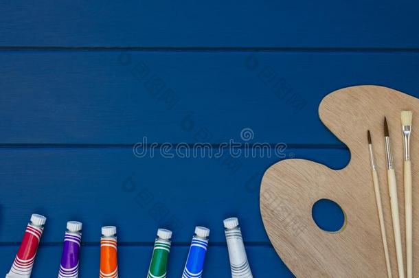 木制的艺术调色板和<strong>绘画颜料</strong>和擦向典型的蓝色伍德
