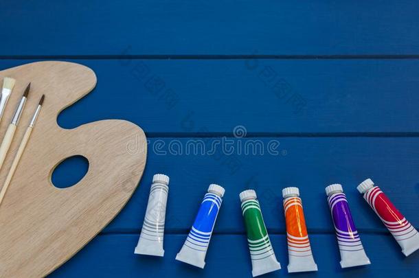 木制的艺术调色板和绘画<strong>颜料</strong>和擦向典型的蓝色伍德