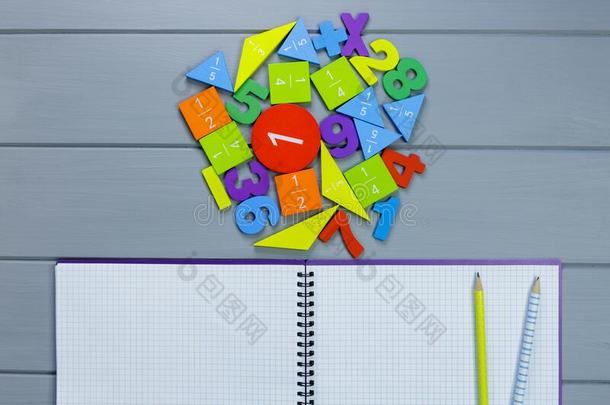 富有色彩的数学分数,算术向敞开的笔记簿和铅笔向