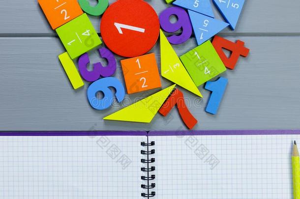 富有色彩的数学分数,算术向敞开的笔记簿和铅笔向