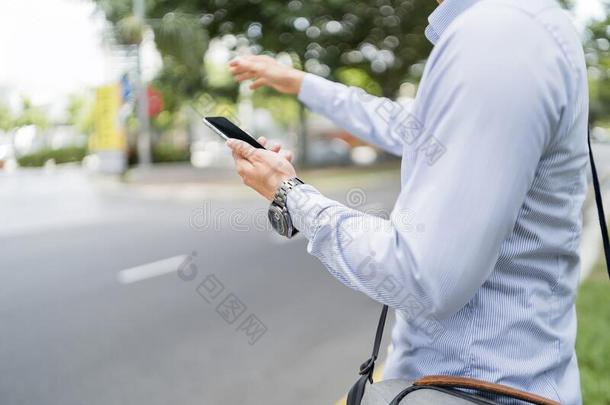 男人佃户租种的土地一可移动的电话在期间h一iling为一乘