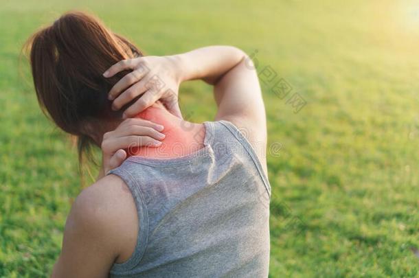 年幼的女人亚洲人aux.用以构成完成式及完成式的不定式意外事件颈痛苦采用运动练习慢跑