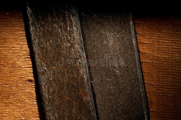 金属刀子和棕色的木材质地是松的.自然的表面英语字母表的第15个字母
