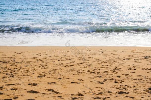 洋波浪向沙的海滩背景