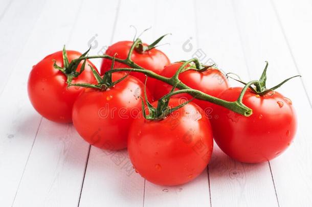 樱桃番茄向一br一nch.新鲜的多汁的红色的番茄向一白色的